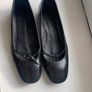 Aeyde Darya Black leather pumps with bow-detailing.